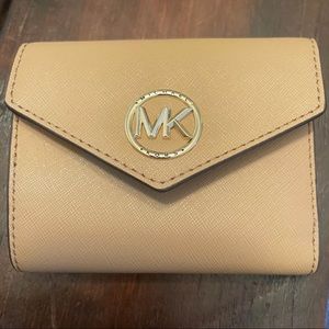 MICHAEL KORS
Carmen Medium Envelope Trifold Wallet Camel